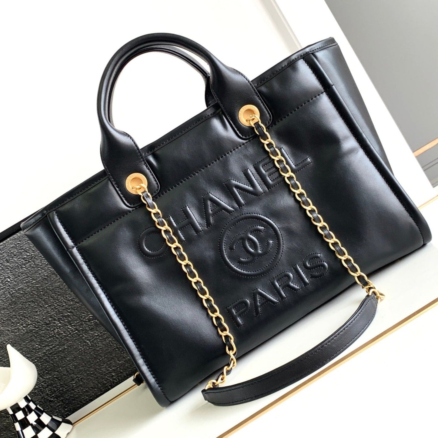 Sac cabas CC Medium Deauville 33 cm en cuir de veau noir GHW