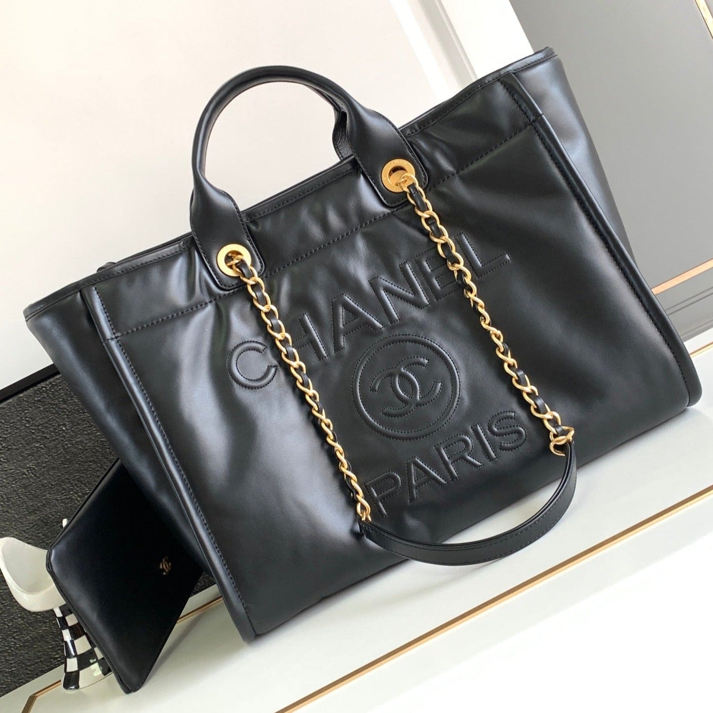 Grand sac cabas CC Deauville 38 cm en cuir de veau noir GHW