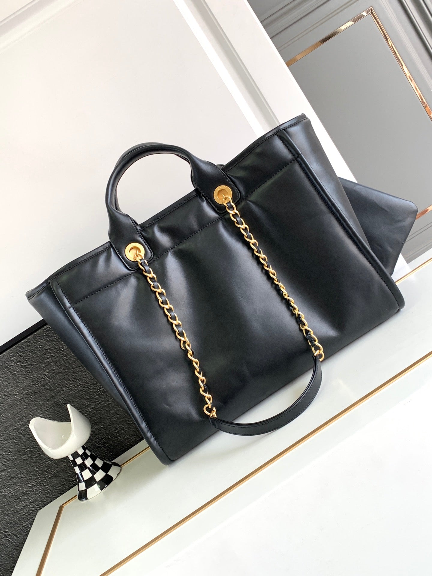 Grand sac cabas CC Deauville 38 cm en cuir de veau noir GHW