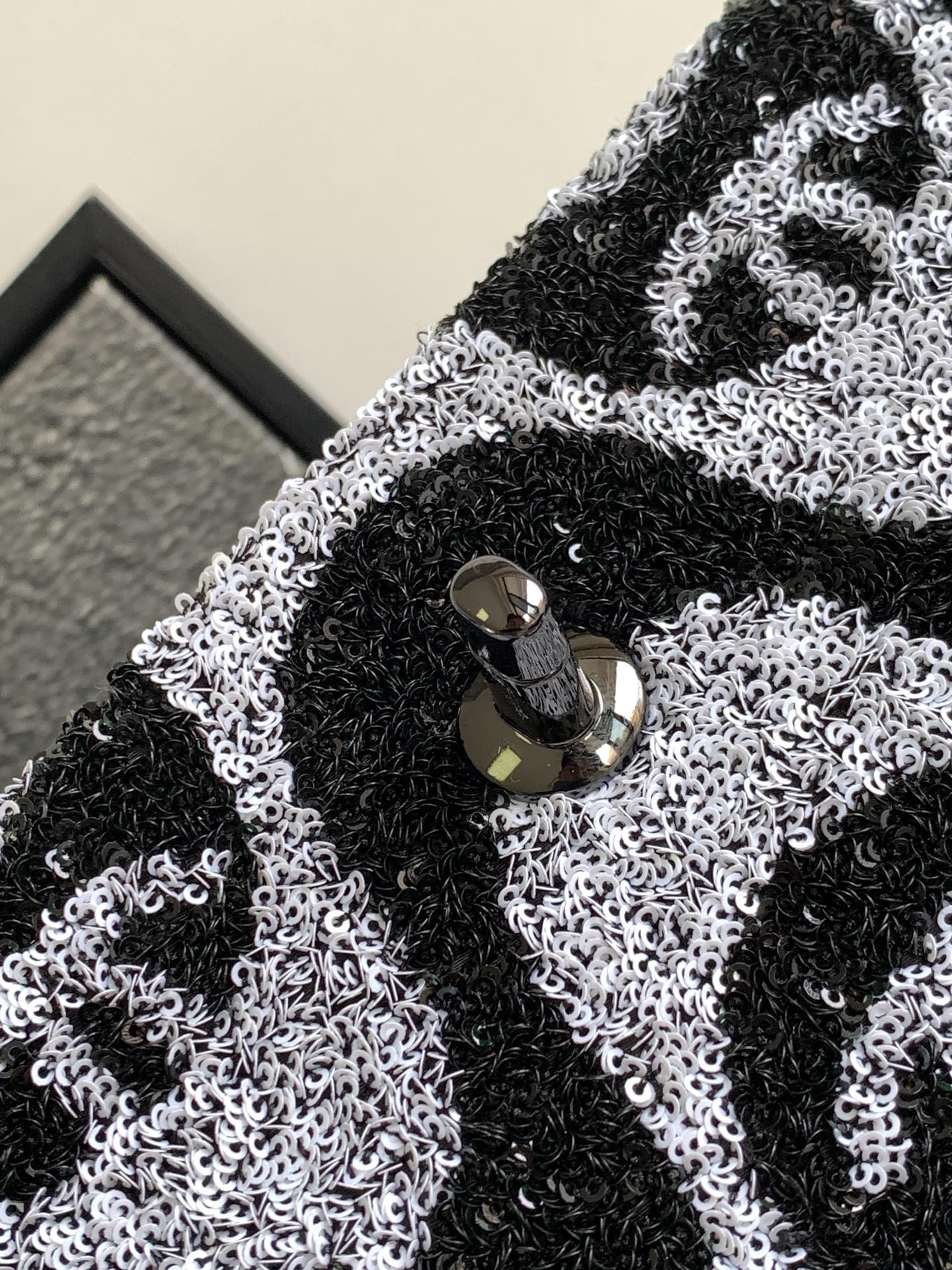sac à rabat moyen 25 noir gris paillettes matériel argenté