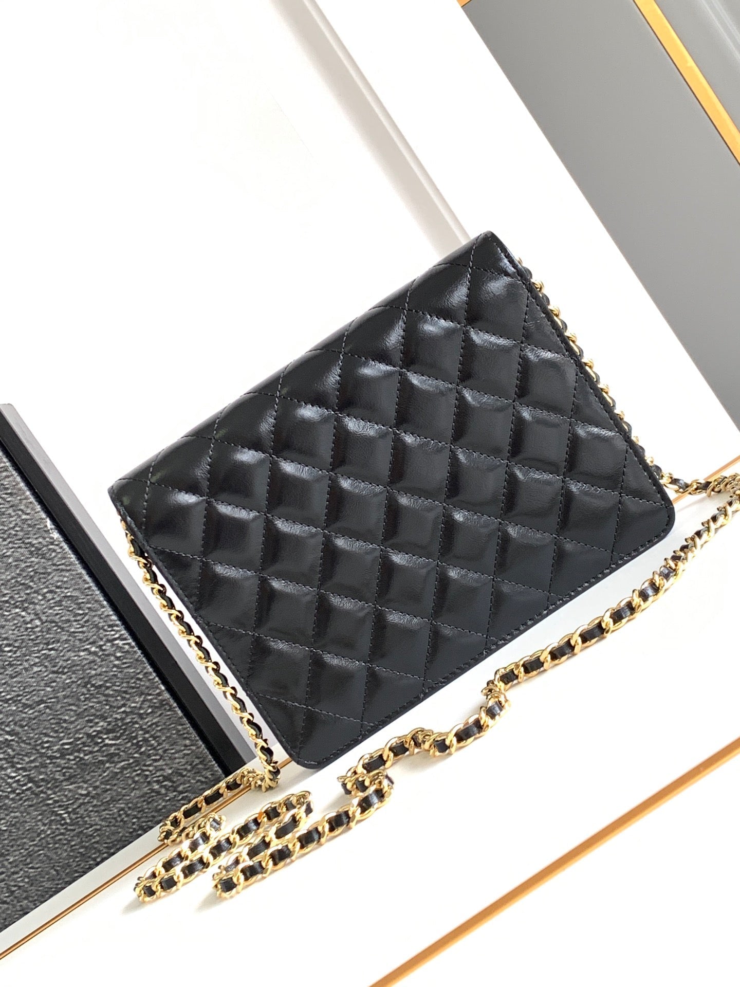 Sac CC MINI 18 en cuir de veau noir avec finitions dorées