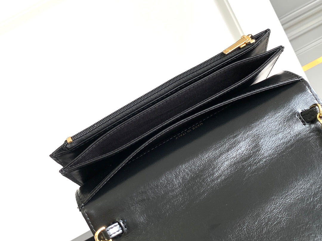 Sac CC MINI 18 en cuir de veau noir avec finitions dorées