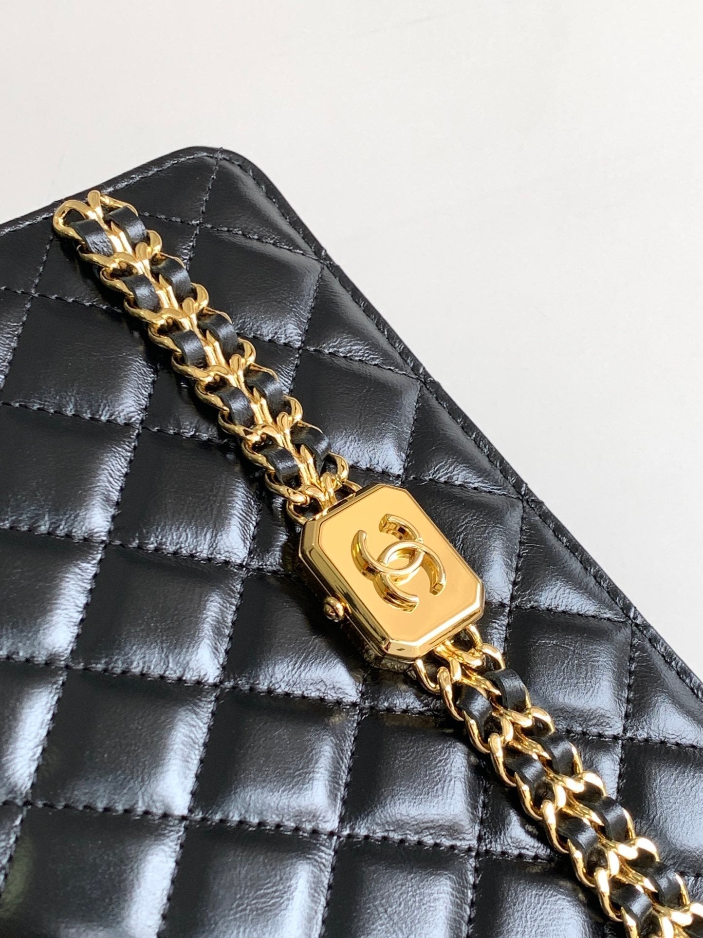 Sac CC MINI 18 en cuir de veau noir avec finitions dorées