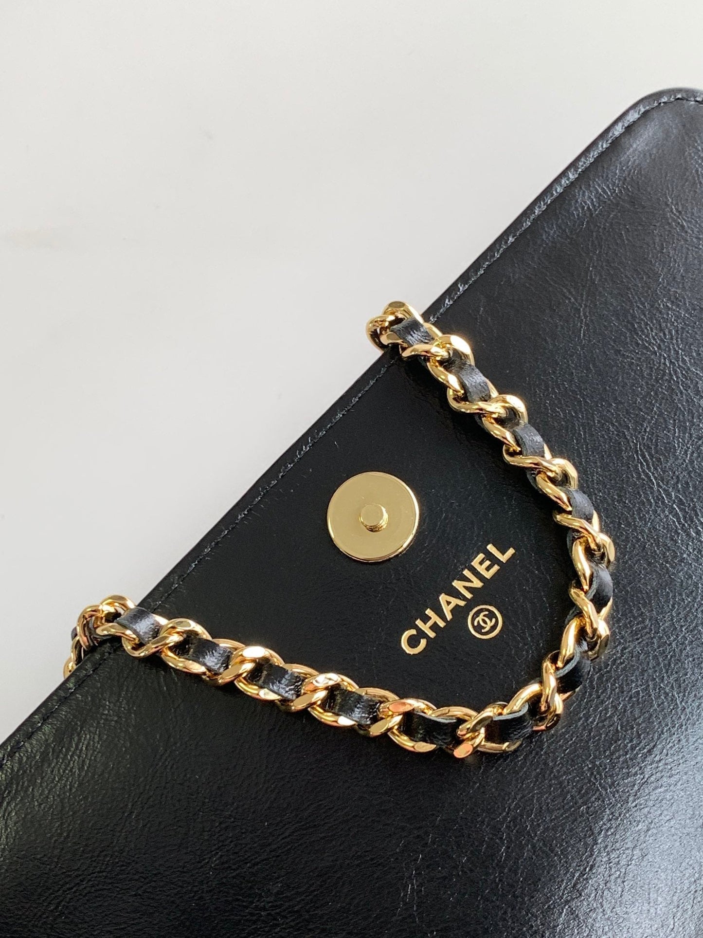 Sac CC MINI 18 en cuir de veau noir avec finitions dorées