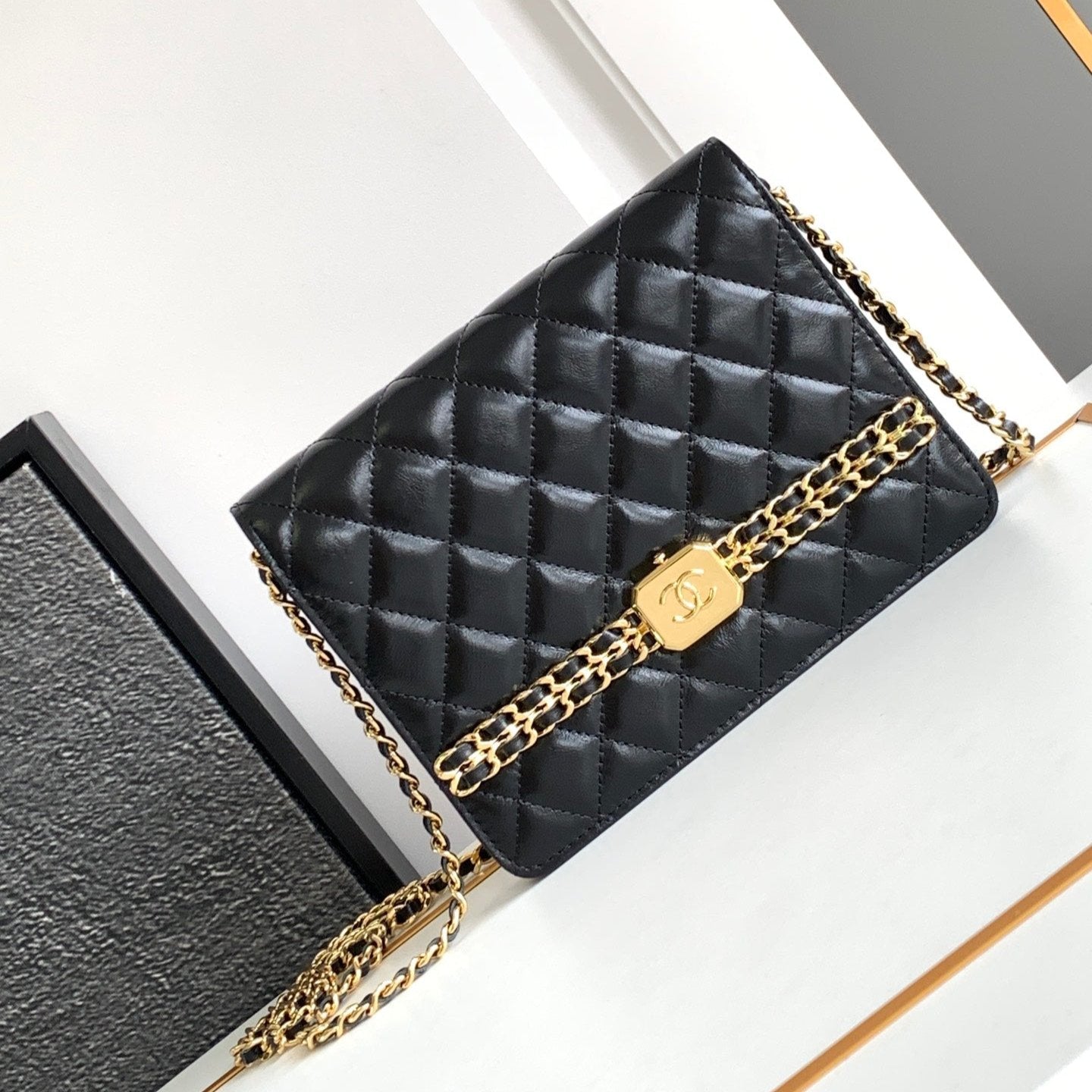 Sac CC MINI 18 en cuir de veau noir avec finitions dorées