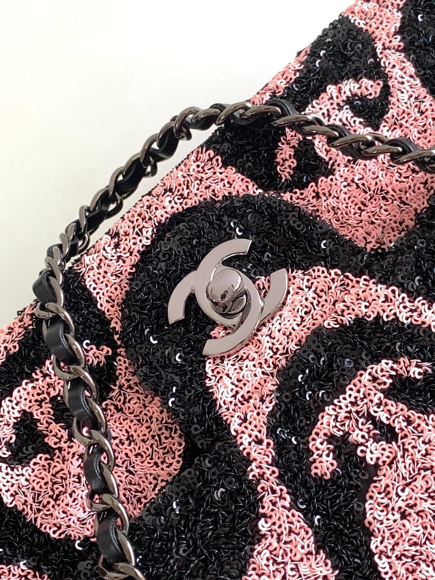 フラップバッグ ミディアム 25 ブラック ピンク スパンコール シルバー金具