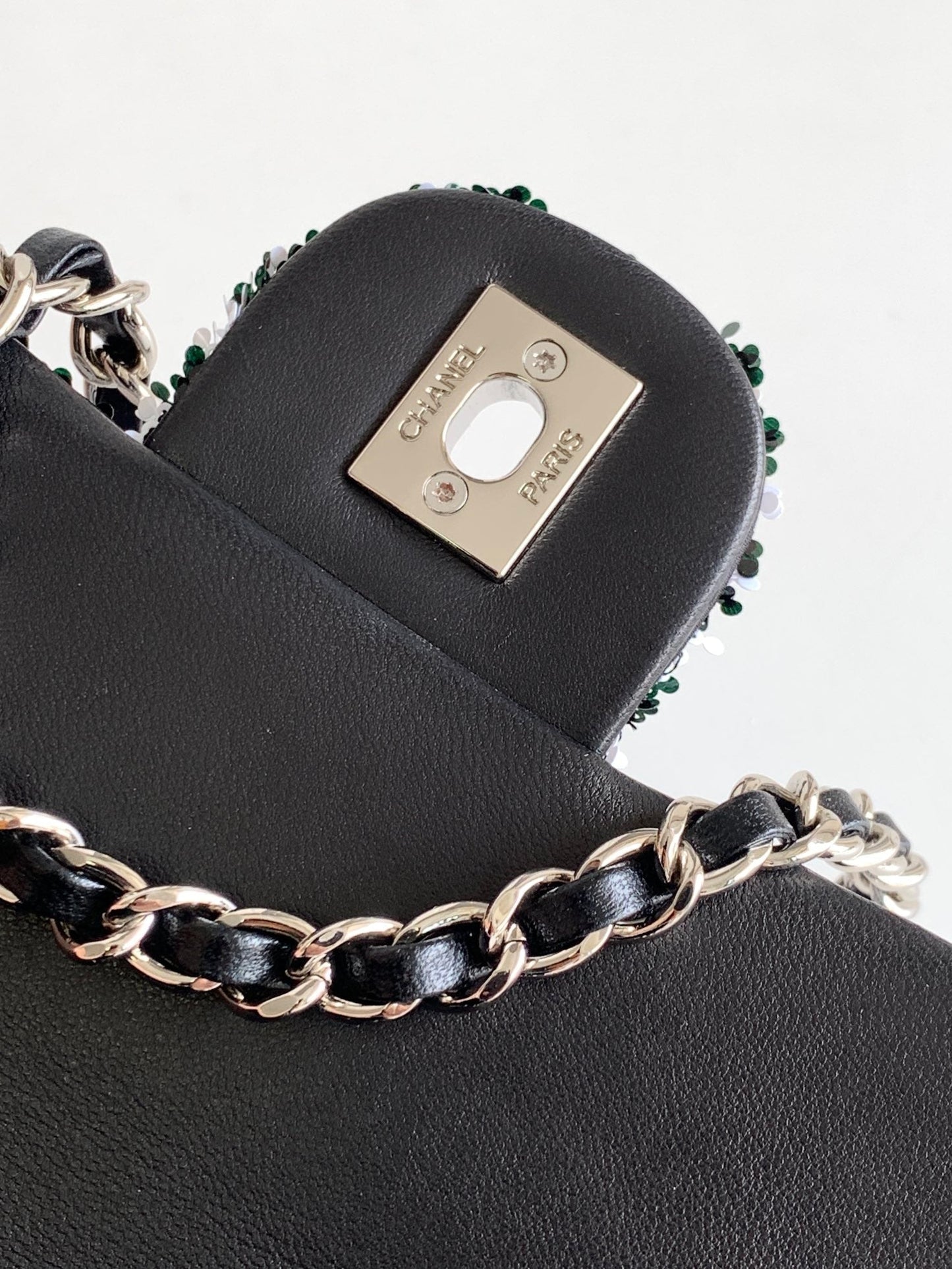 sac à rabat moyen 25 noir blanc paillettes matériel argenté