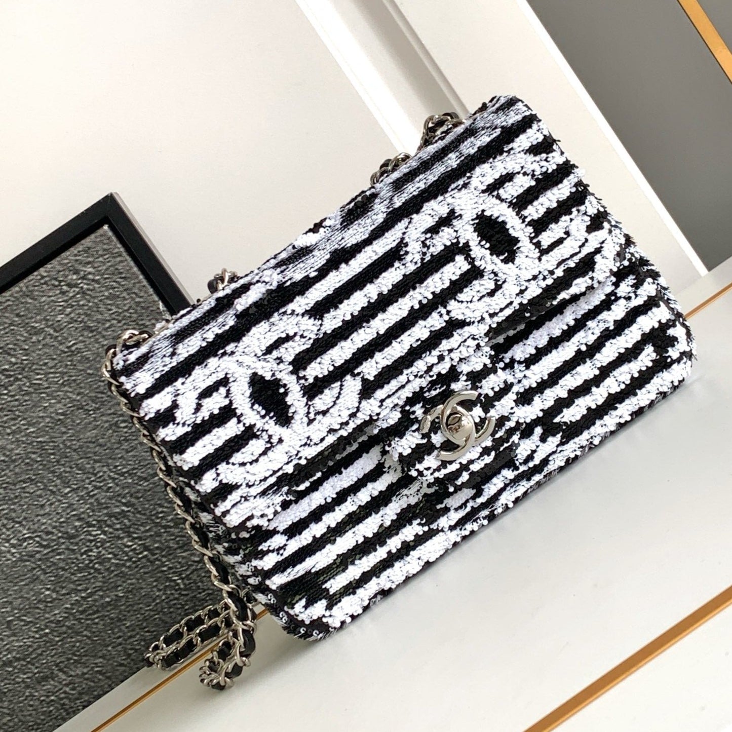 sac à rabat moyen 25 noir blanc paillettes matériel argenté