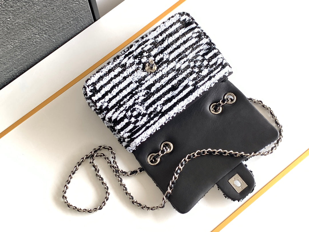 sac à rabat moyen 25 noir blanc paillettes matériel argenté