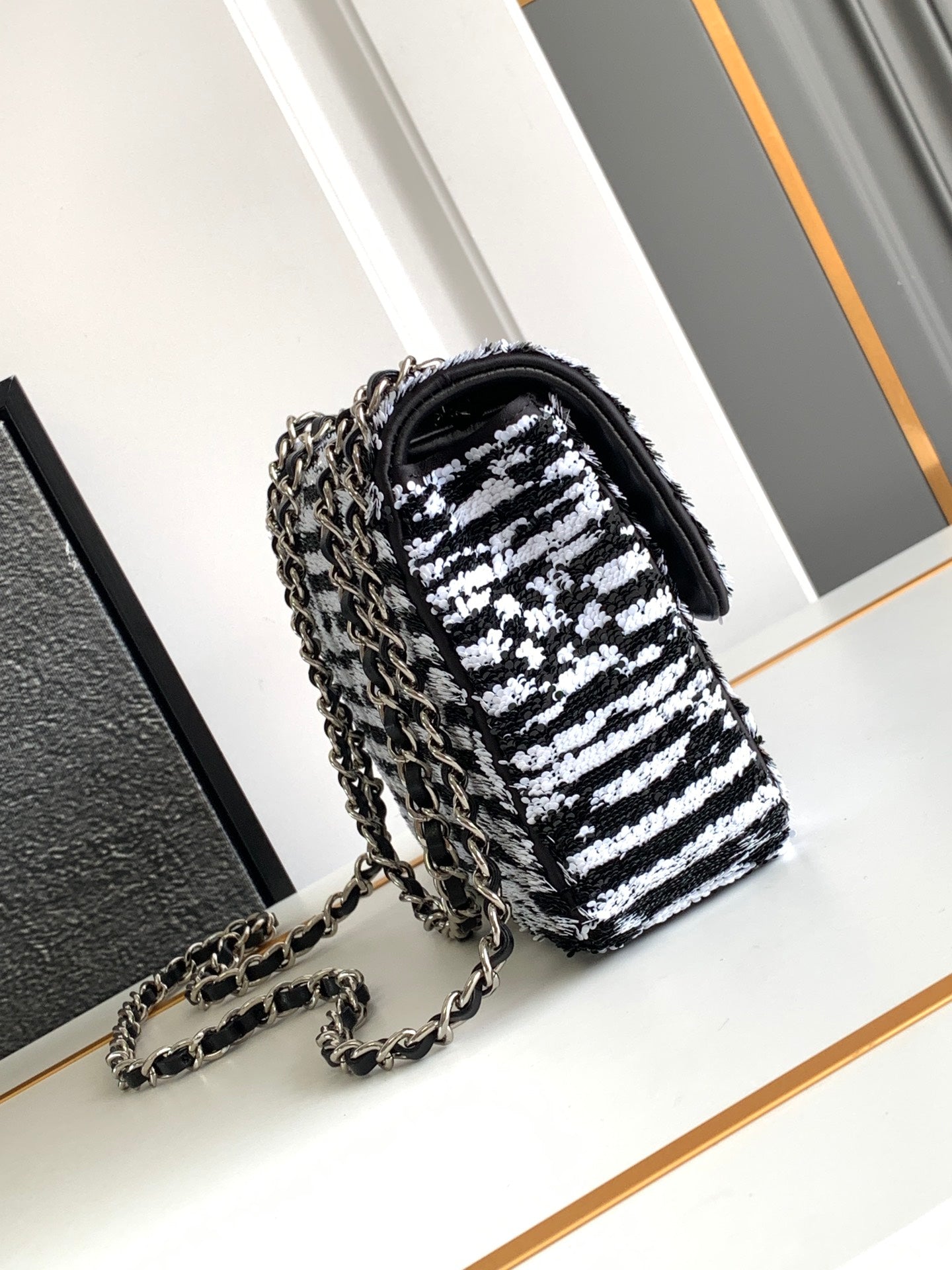 sac à rabat moyen 25 noir blanc paillettes matériel argenté