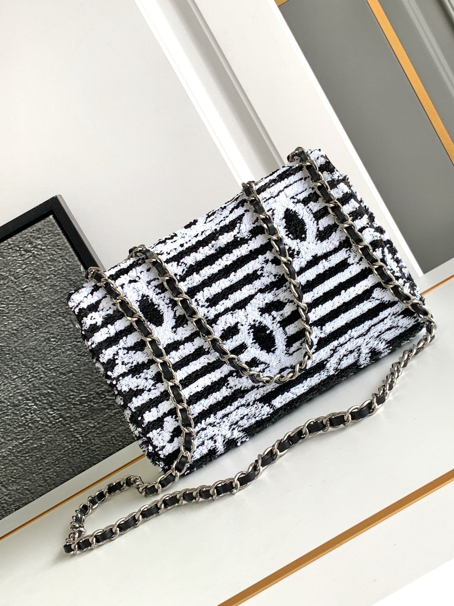 sac à rabat moyen 25 noir blanc paillettes matériel argenté