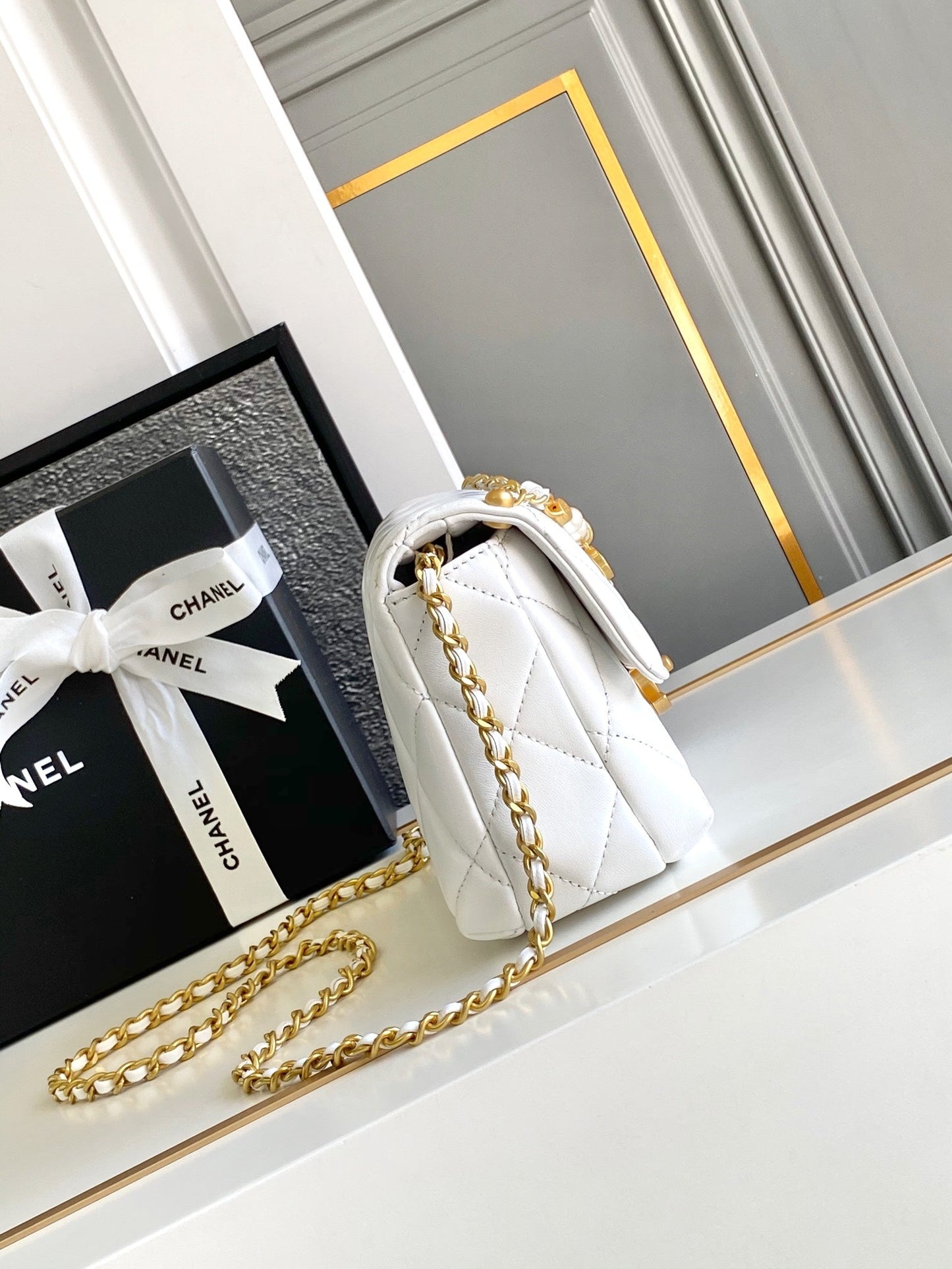 Sac à rabat CC MINI 20 en cuir d'agneau blanc et métal doré
