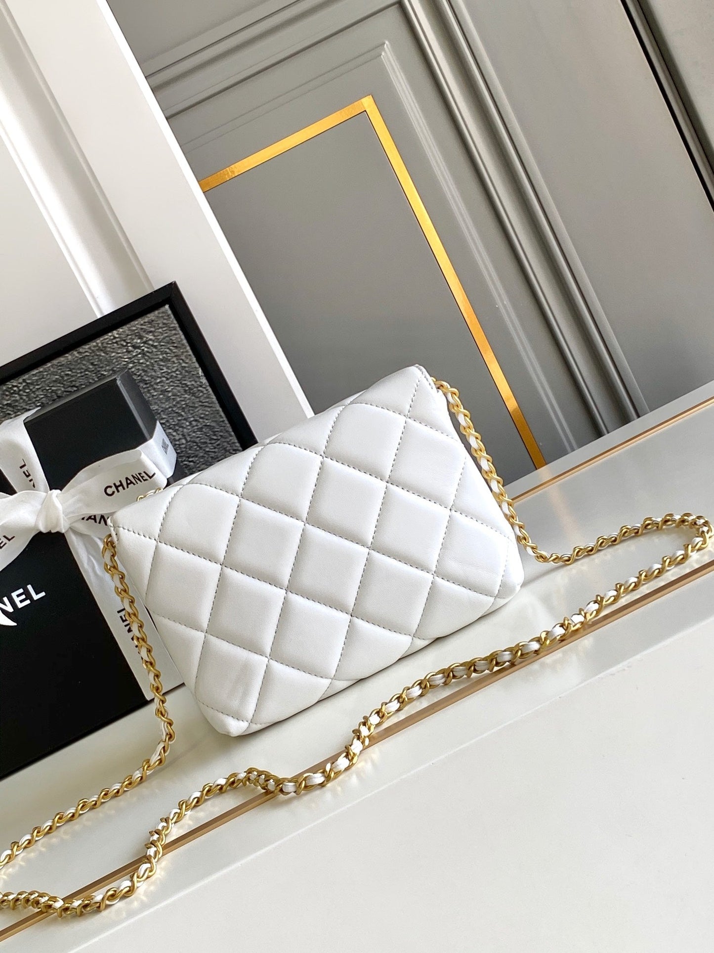 Sac à rabat CC MINI 20 en cuir d'agneau blanc et métal doré