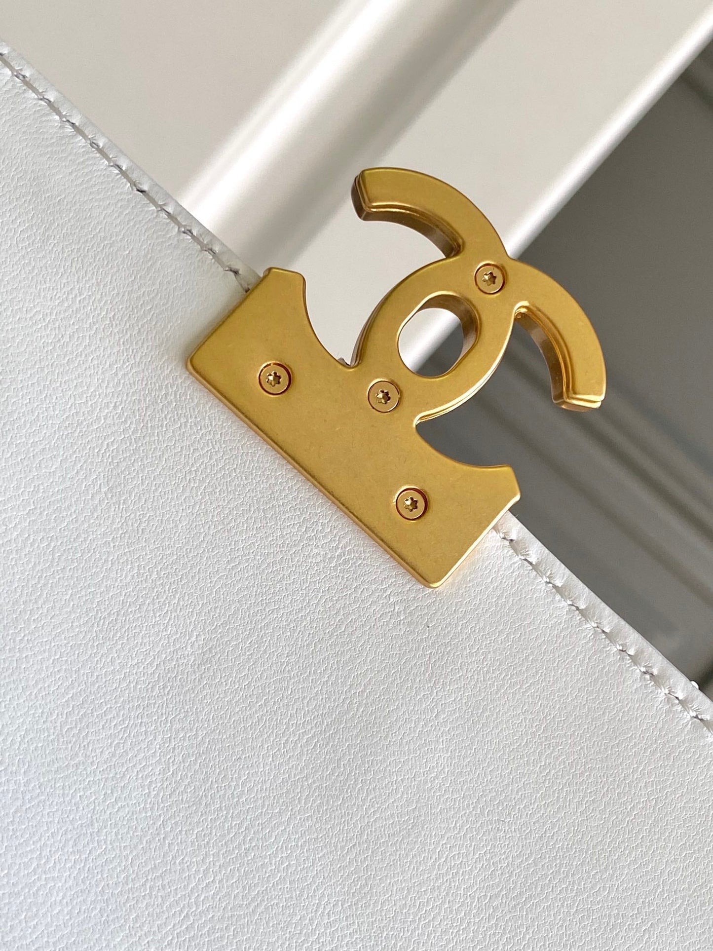 Sac à rabat CC MINI 20 en cuir d'agneau blanc et métal doré