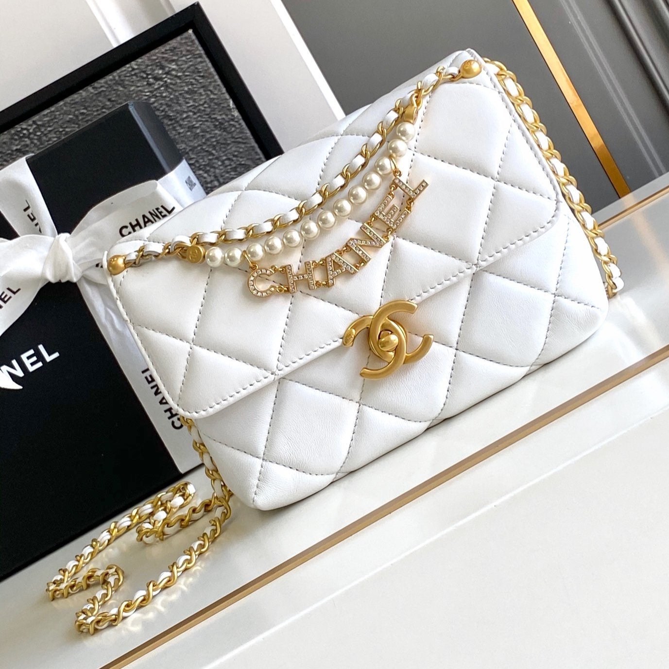 Sac à rabat CC MINI 20 en cuir d'agneau blanc et métal doré