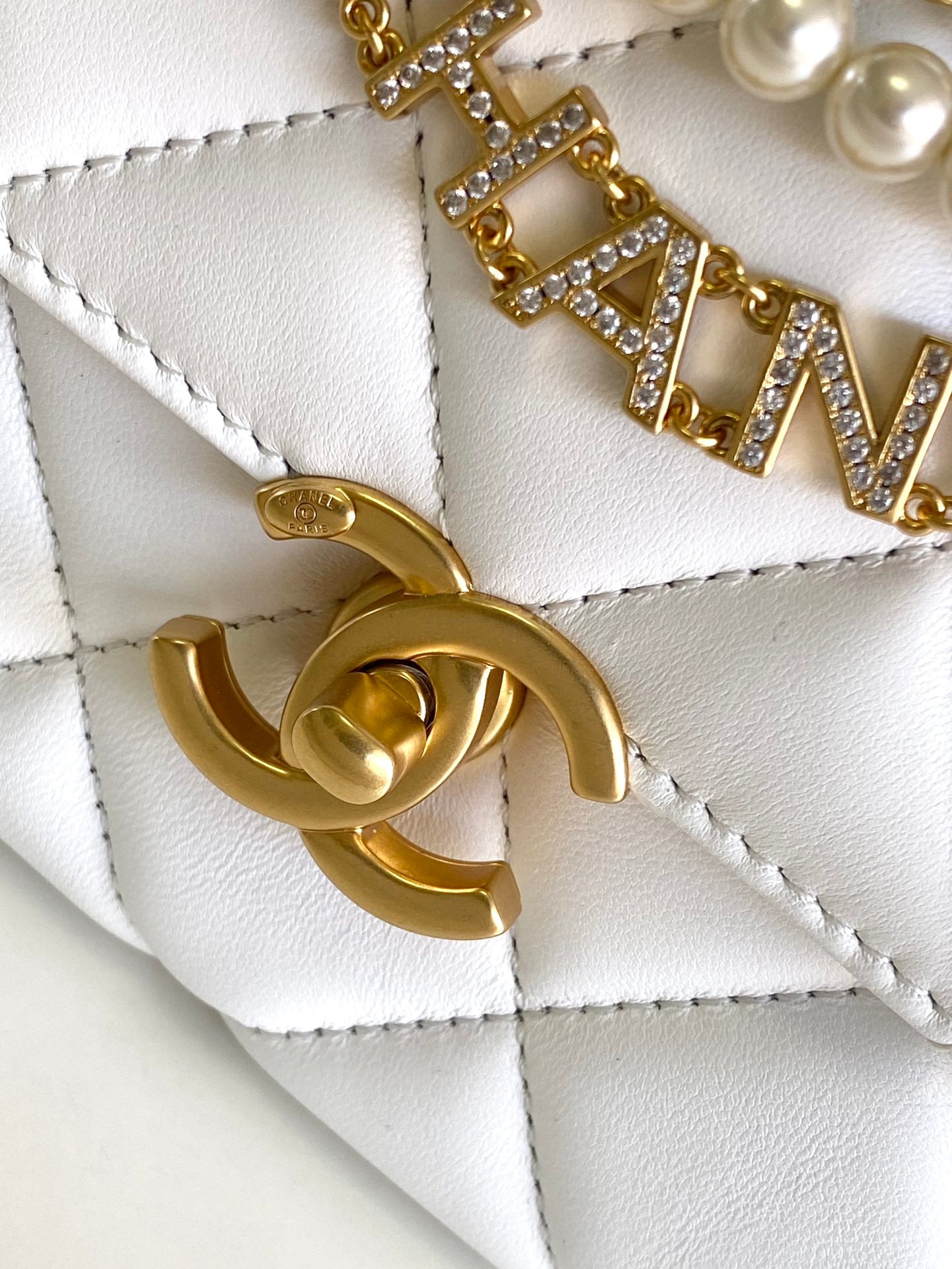 Sac à rabat CC MINI 20 en cuir d'agneau blanc et métal doré