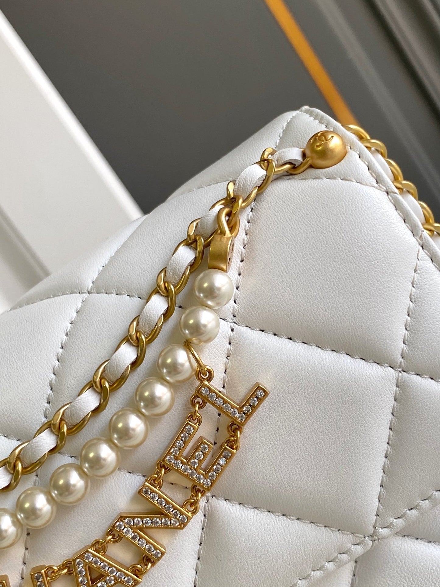 Sac à rabat CC MINI 20 en cuir d'agneau blanc et métal doré