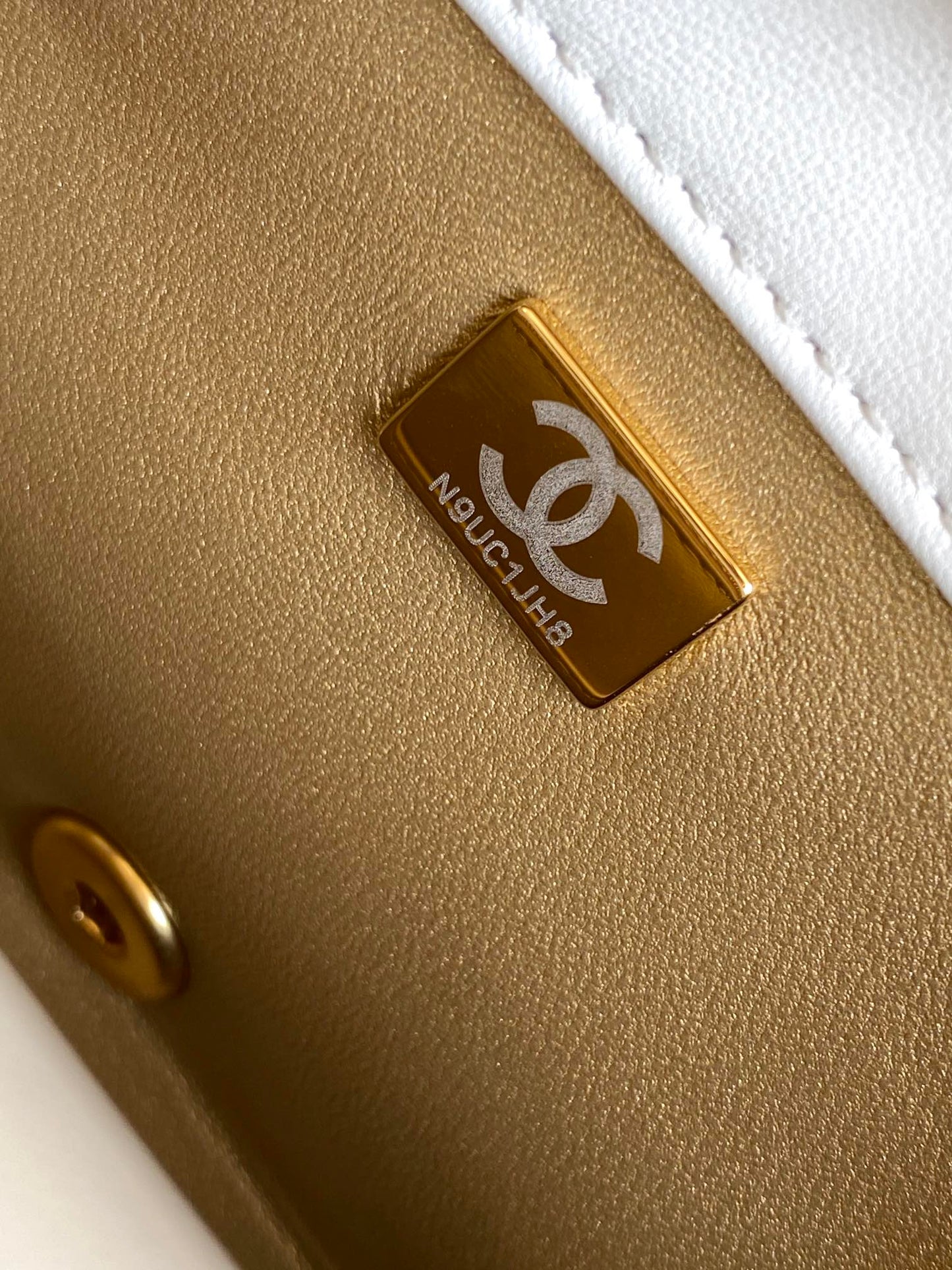 CC MEDIUM 22 FLAP BAG IN WHITE LAMBSKIN GOLD HARDWARE