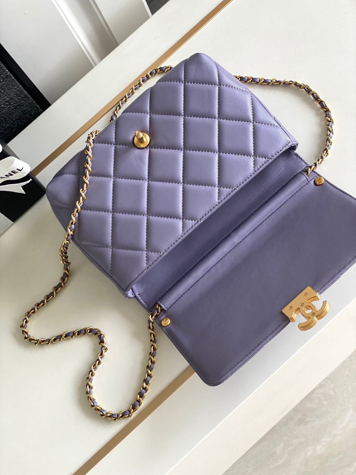 Sac à rabat CC Medium 22 en cuir d'agneau violet clair, matériel doré
