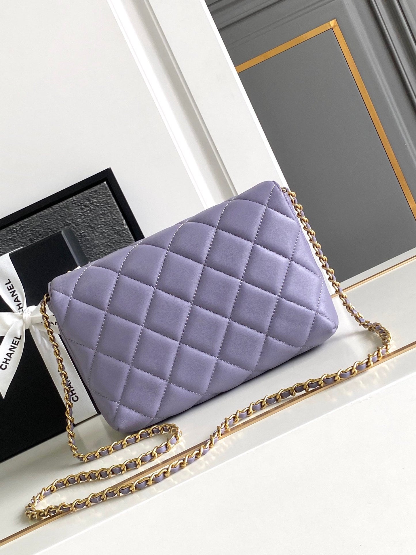 Sac à rabat CC Medium 22 en cuir d'agneau violet clair, matériel doré