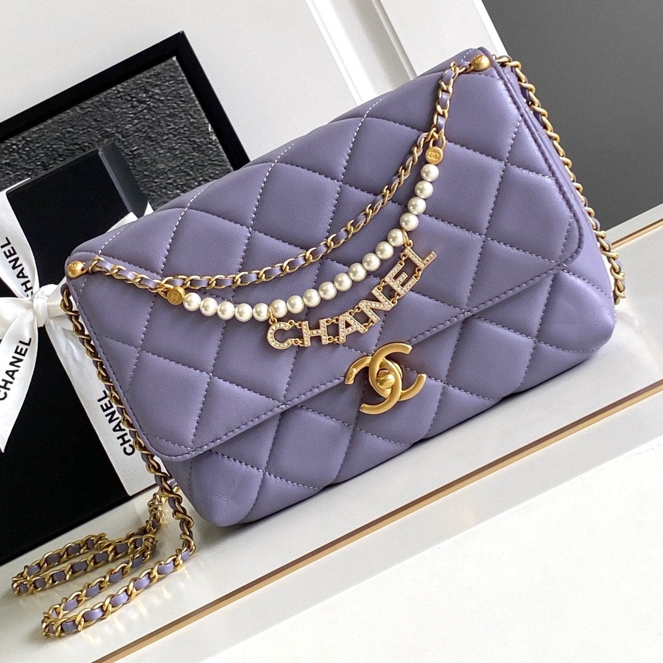 Sac à rabat CC Medium 22 en cuir d'agneau violet clair, matériel doré