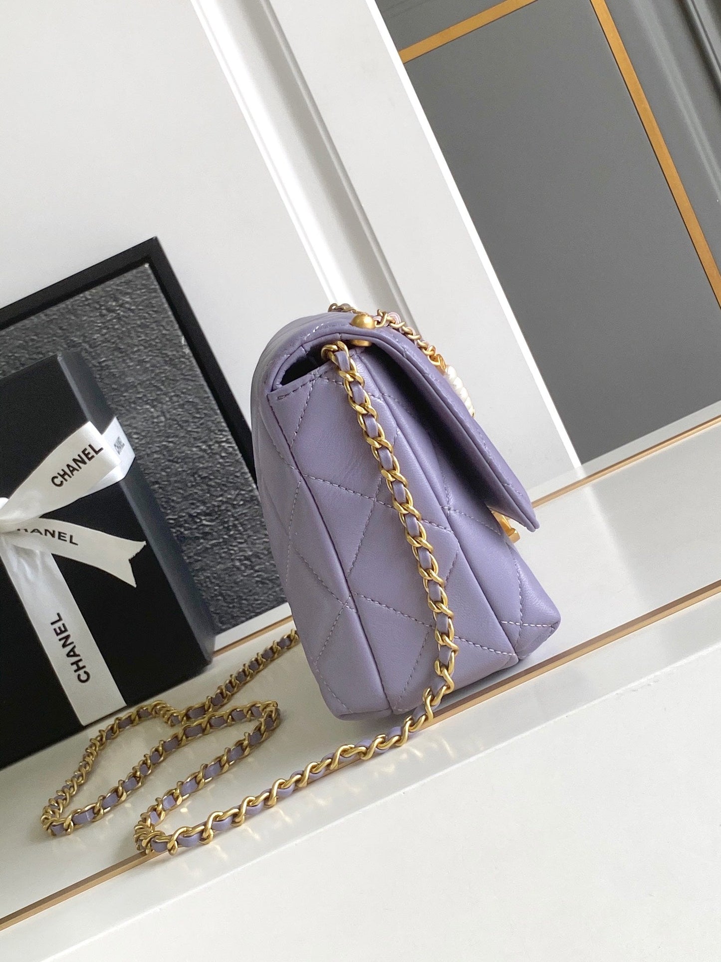 Sac à rabat CC Medium 22 en cuir d'agneau violet clair, matériel doré