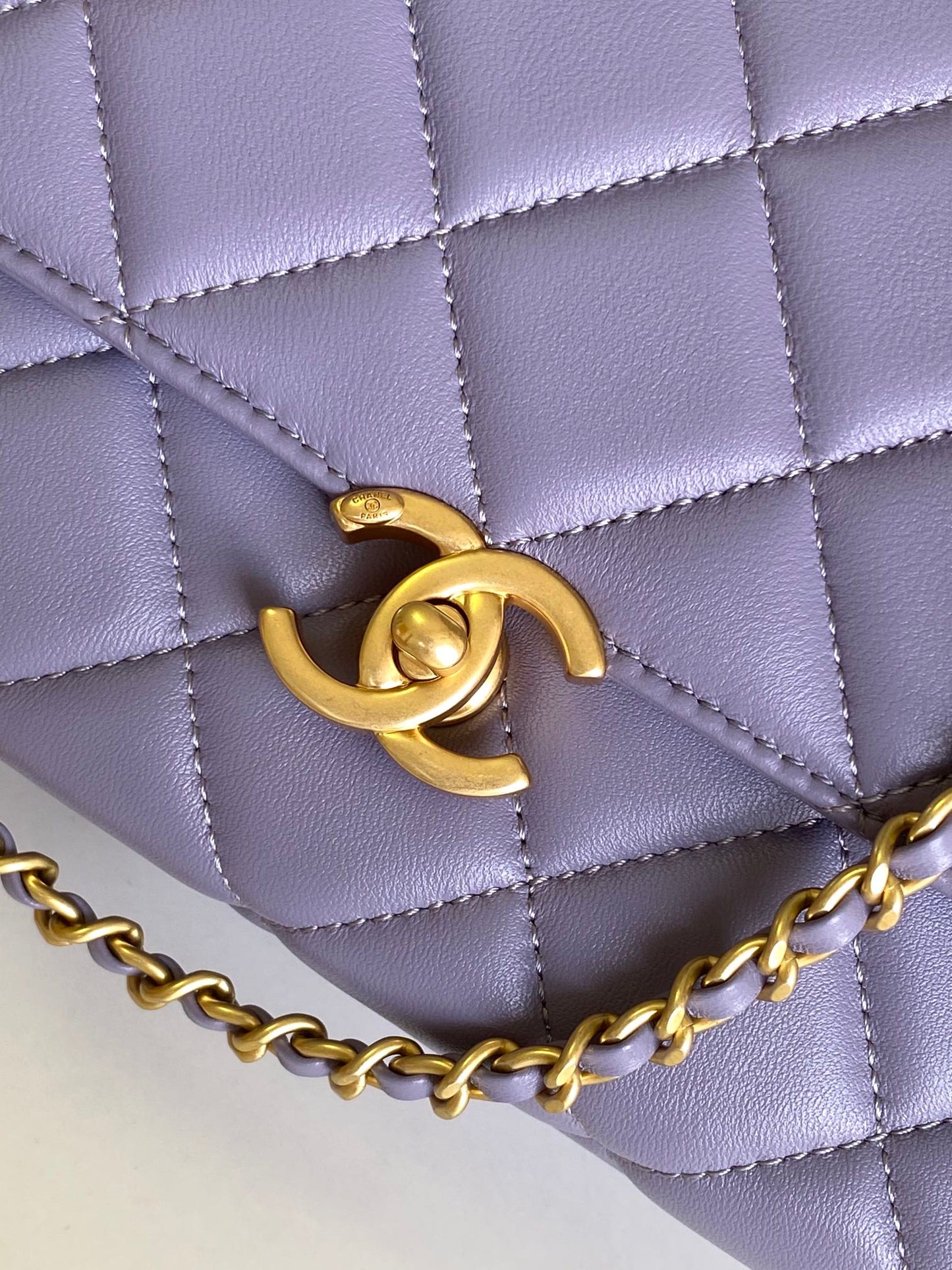 Sac à rabat CC Medium 22 en cuir d'agneau violet clair, matériel doré