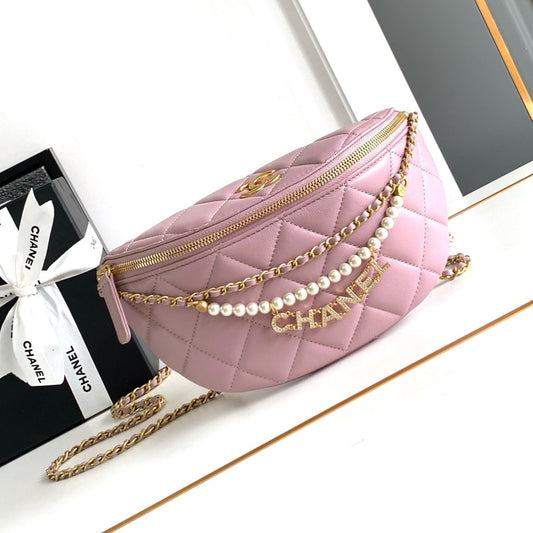 Sac taille CC 24 en cuir de veau rose clair avec chaîne en perles et accessoires dorés