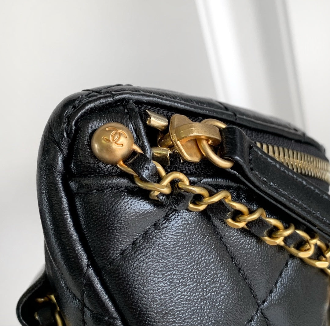 CC ウエスト 24 バッグ（ブラックカーフスキン、パールチェーン、ゴールド金具付き）