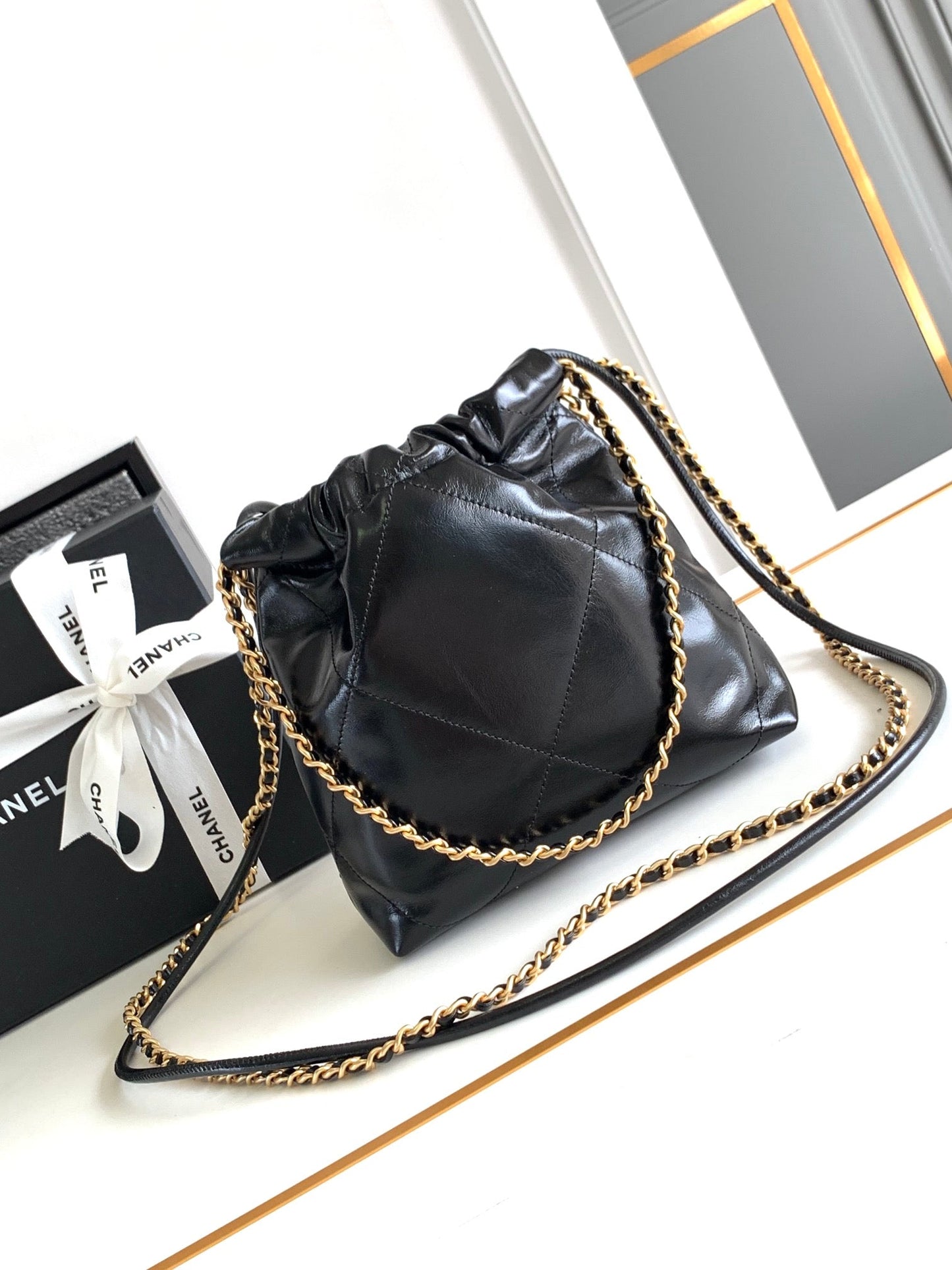 Sac hobo 24a cc 22 20 cm en cuir d'agneau noir et métal doré nacré
