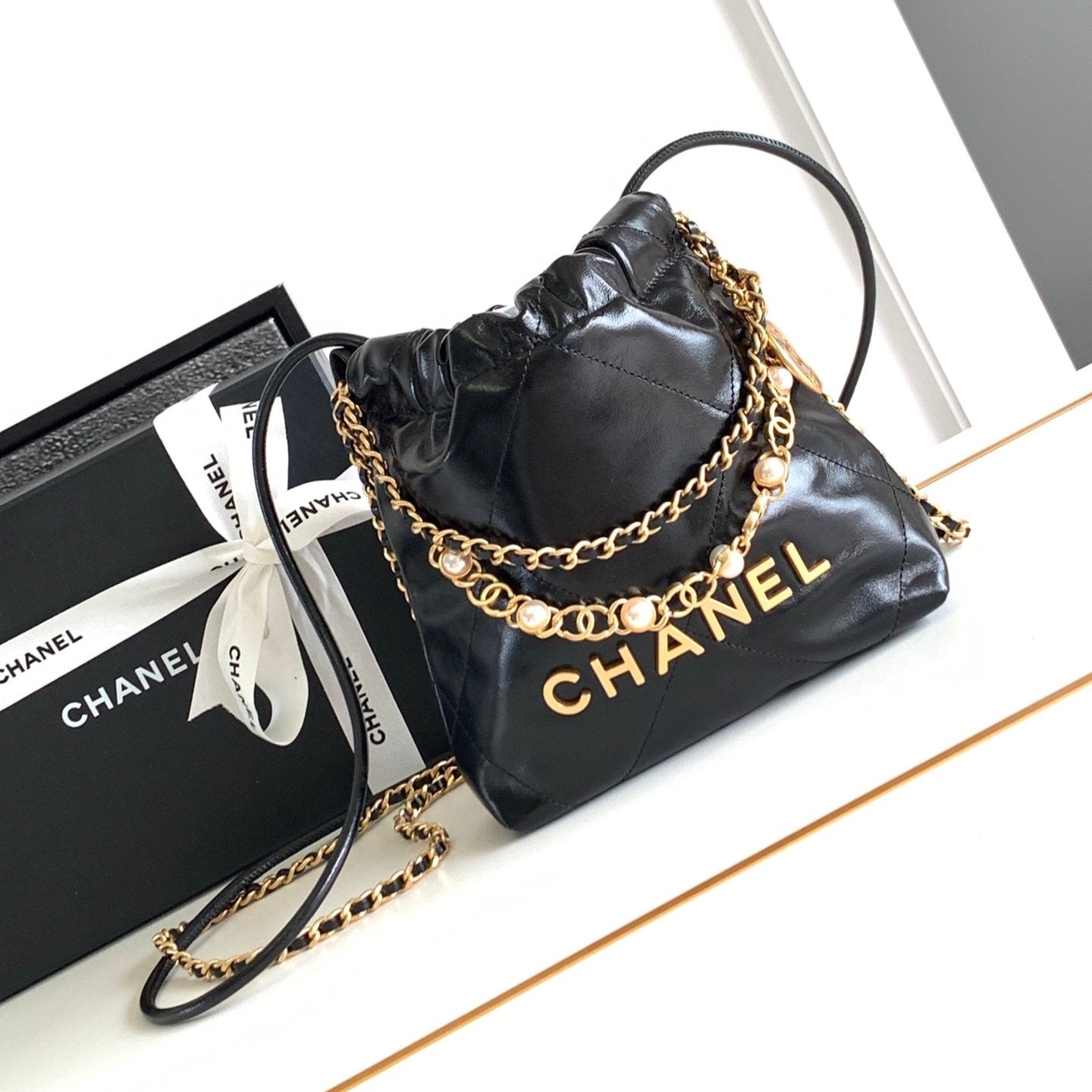 Sac hobo 24a cc 22 20 cm en cuir d'agneau noir et métal doré nacré