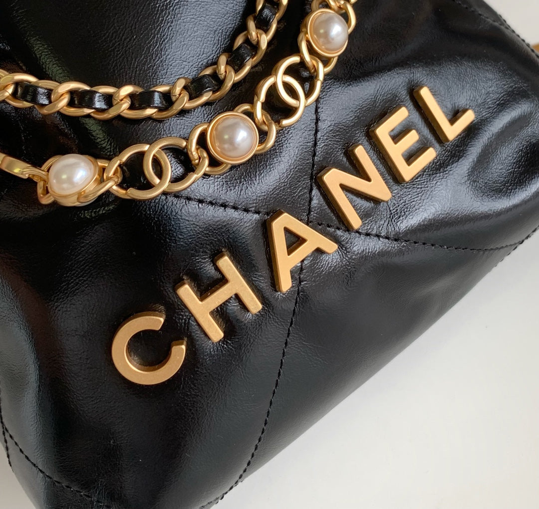 Sac hobo 24a cc 22 20 cm en cuir d'agneau noir et métal doré nacré