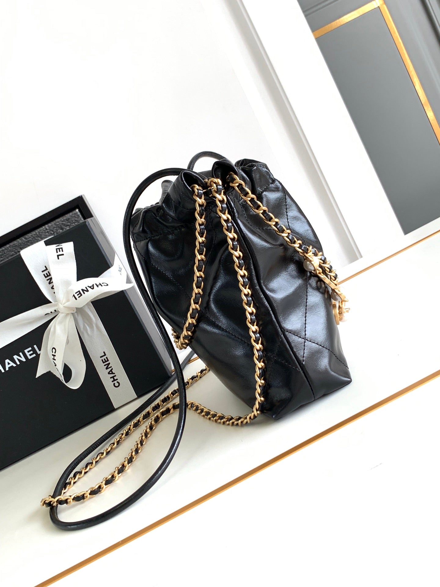 Sac hobo 24a cc 22 20 cm en cuir d'agneau noir et métal doré nacré