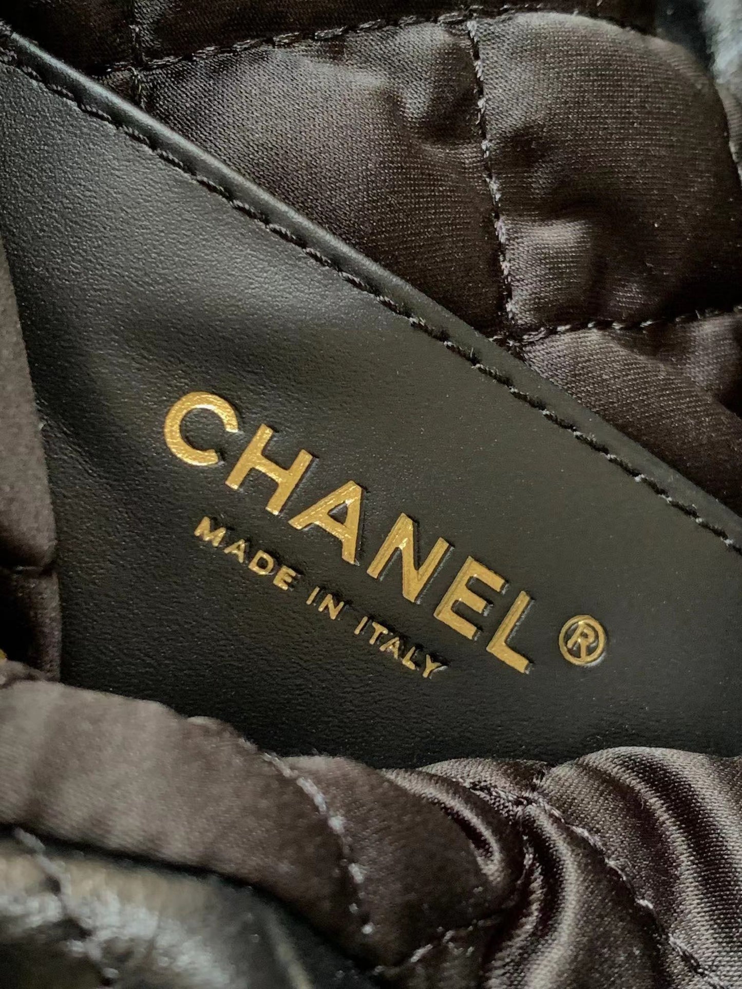 Sac hobo 24a cc 22 20 cm en cuir d'agneau noir et métal doré nacré