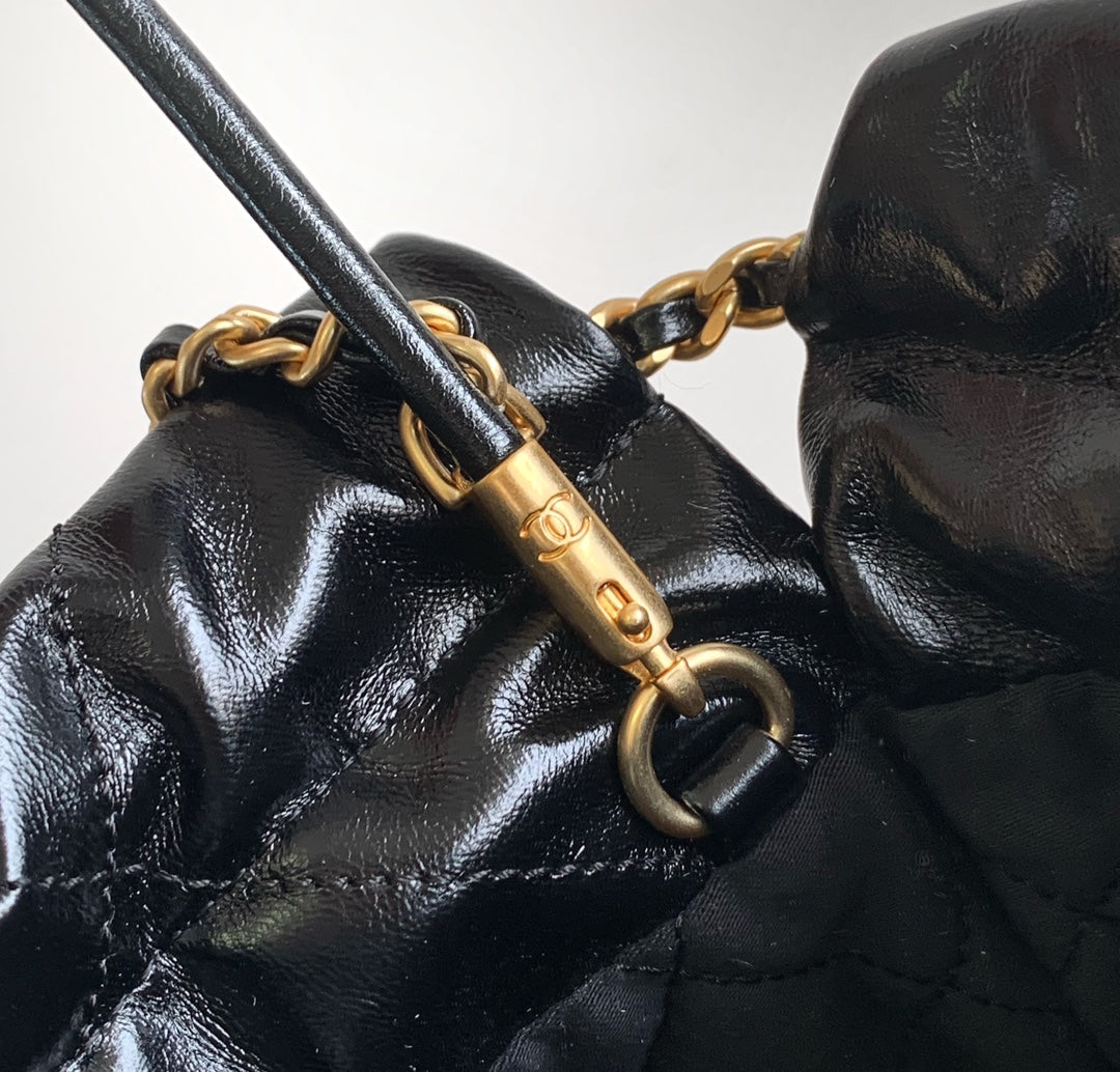 Sac hobo 24a cc 22 20 cm en cuir d'agneau noir et métal doré nacré