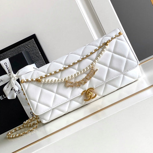 Sac à rabat classique CC Medium 27 en cuir de veau blanc avec chaîne en perles