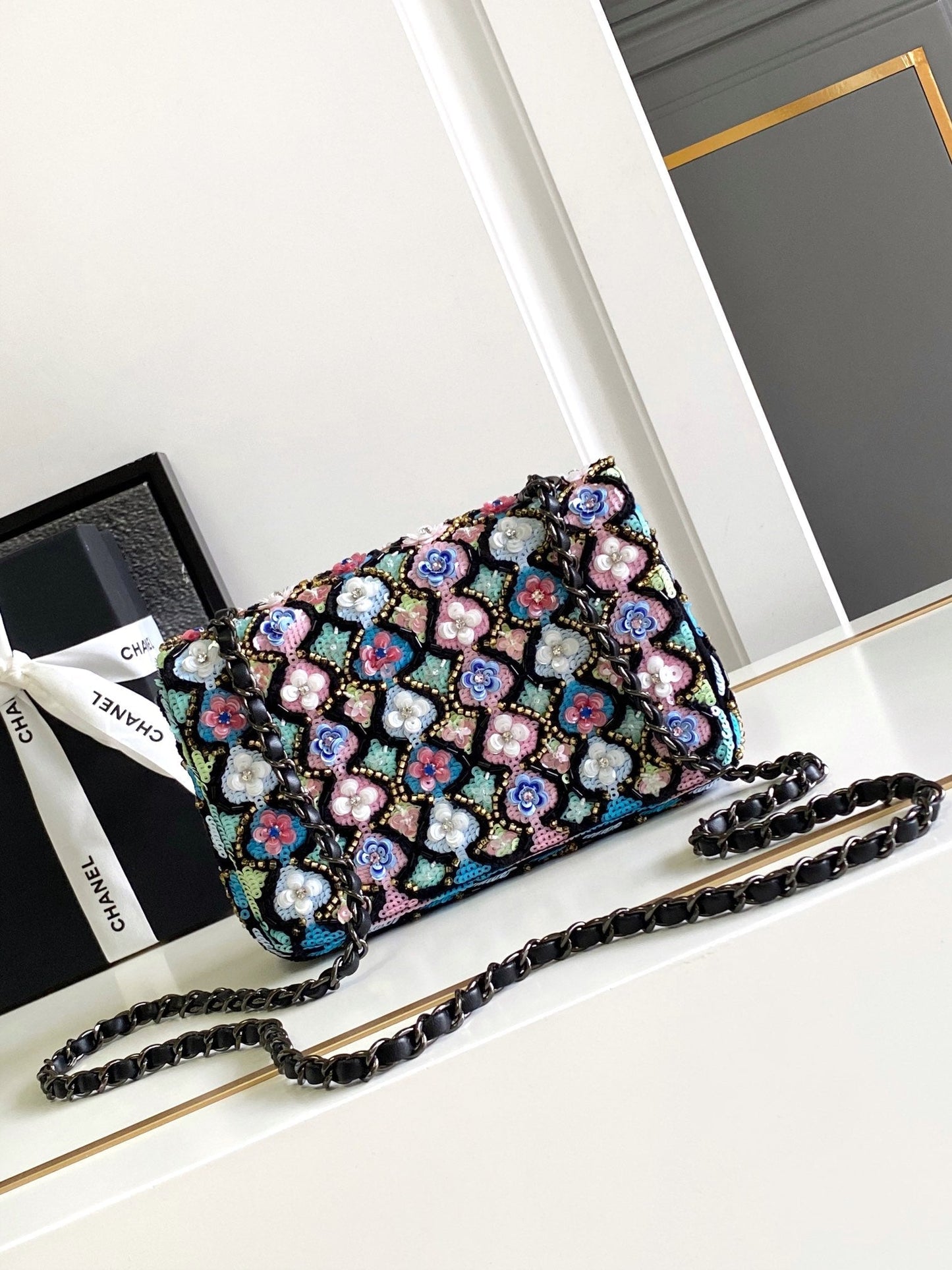 CC 24a フラップバッグ 20cm スパンコール サテン ブラック金具
