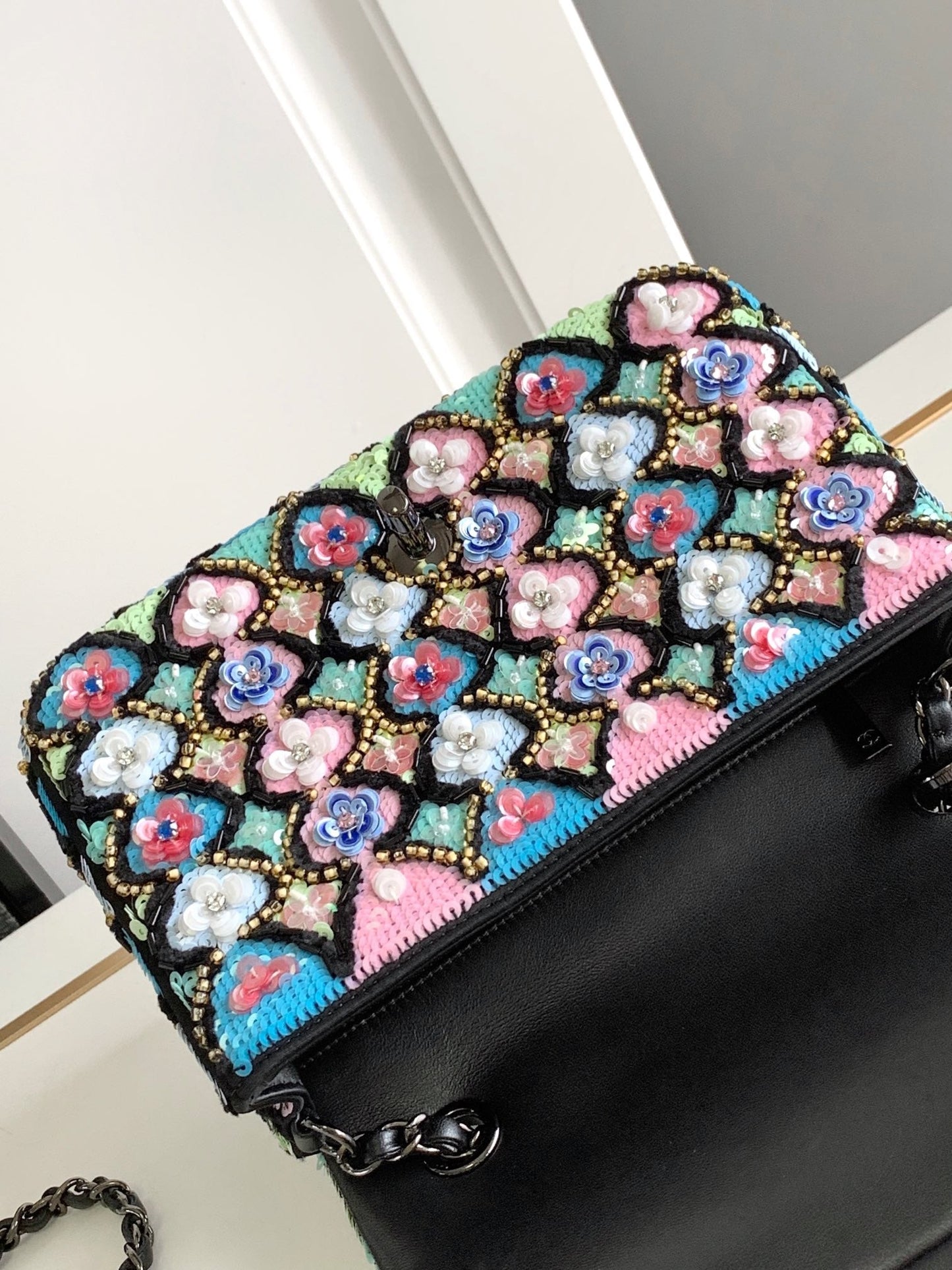 CC 24a フラップバッグ 20cm スパンコール サテン ブラック金具