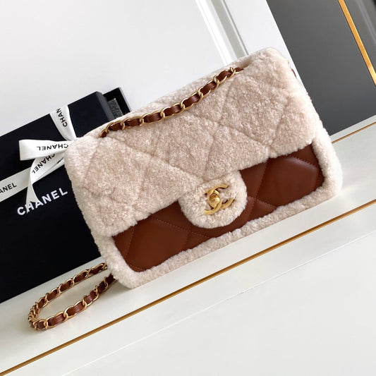 Petit sac à rabat 23 cm en cuir d'agneau sherling blanc et marron, finitions dorées