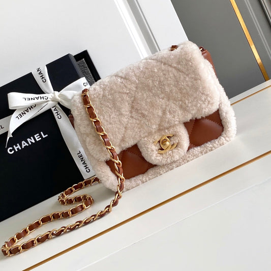 Mini sac à rabat 18 cm en cuir d'agneau sherling blanc et marron, accessoires dorés