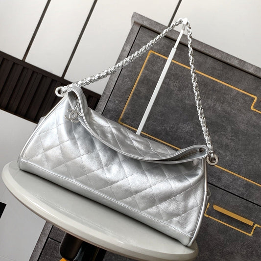 Sac Hobo Vintage CC 40 cm en cuir d'agneau métallisé argenté et accessoires argentés