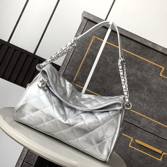 Sac Hobo Vintage CC 30 cm en cuir d'agneau métallisé argenté et accessoires argentés