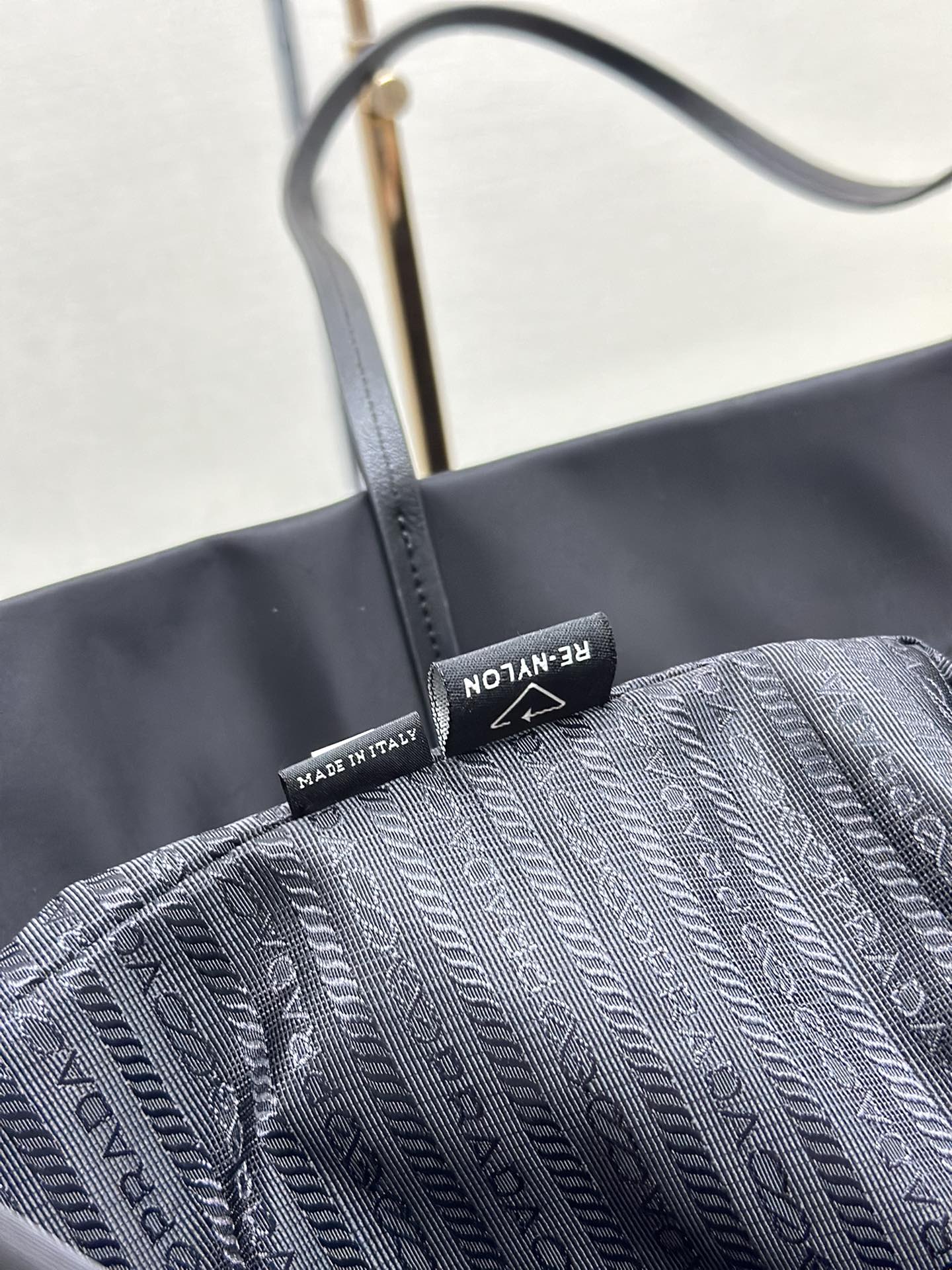 SAC CABAS MOYEN 40 EN TISSU RE-NYLON NOIR