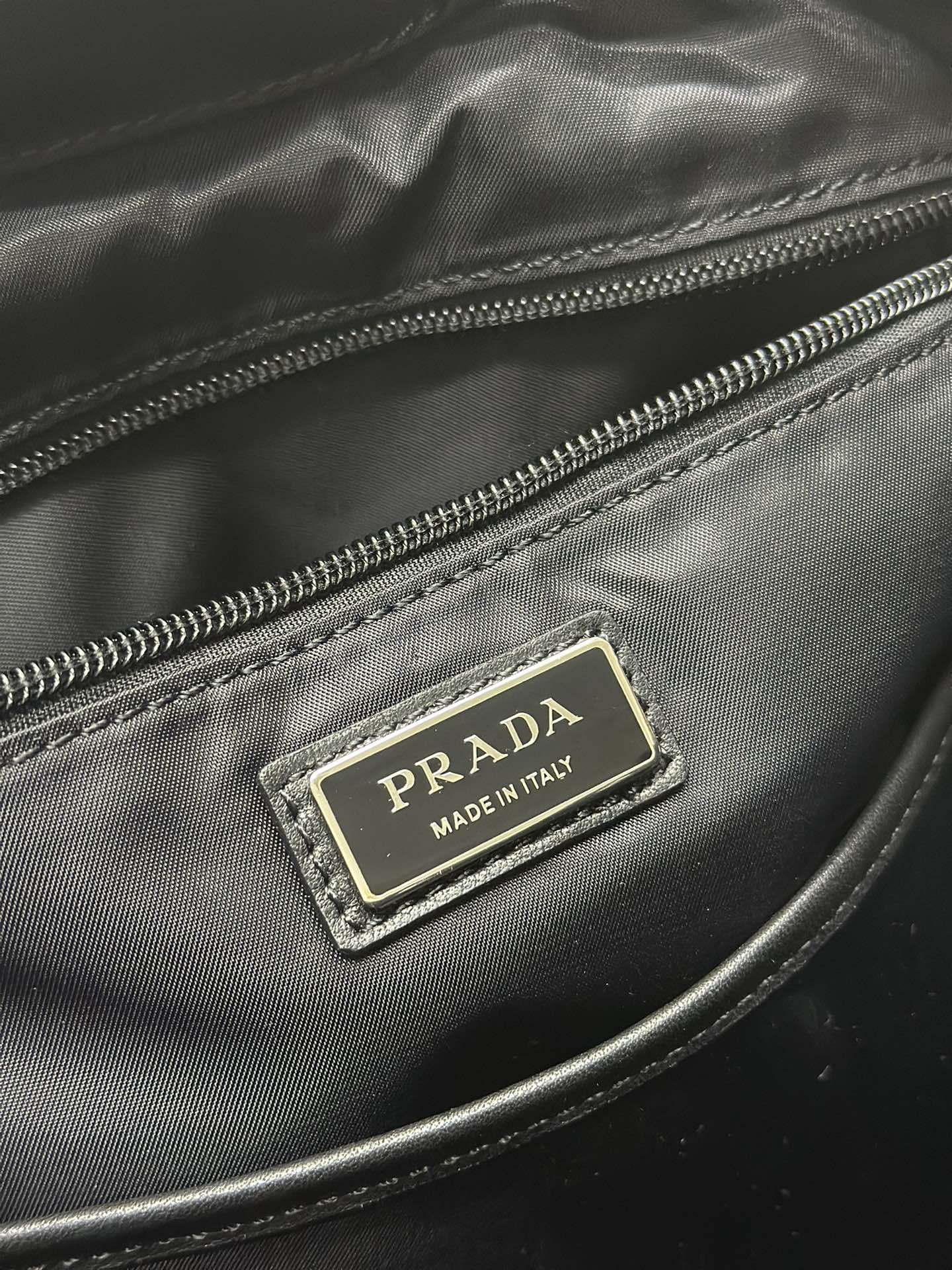 SAC À DOS À LOGO TRIANGLE 42 EN RE-NYLON NOIR