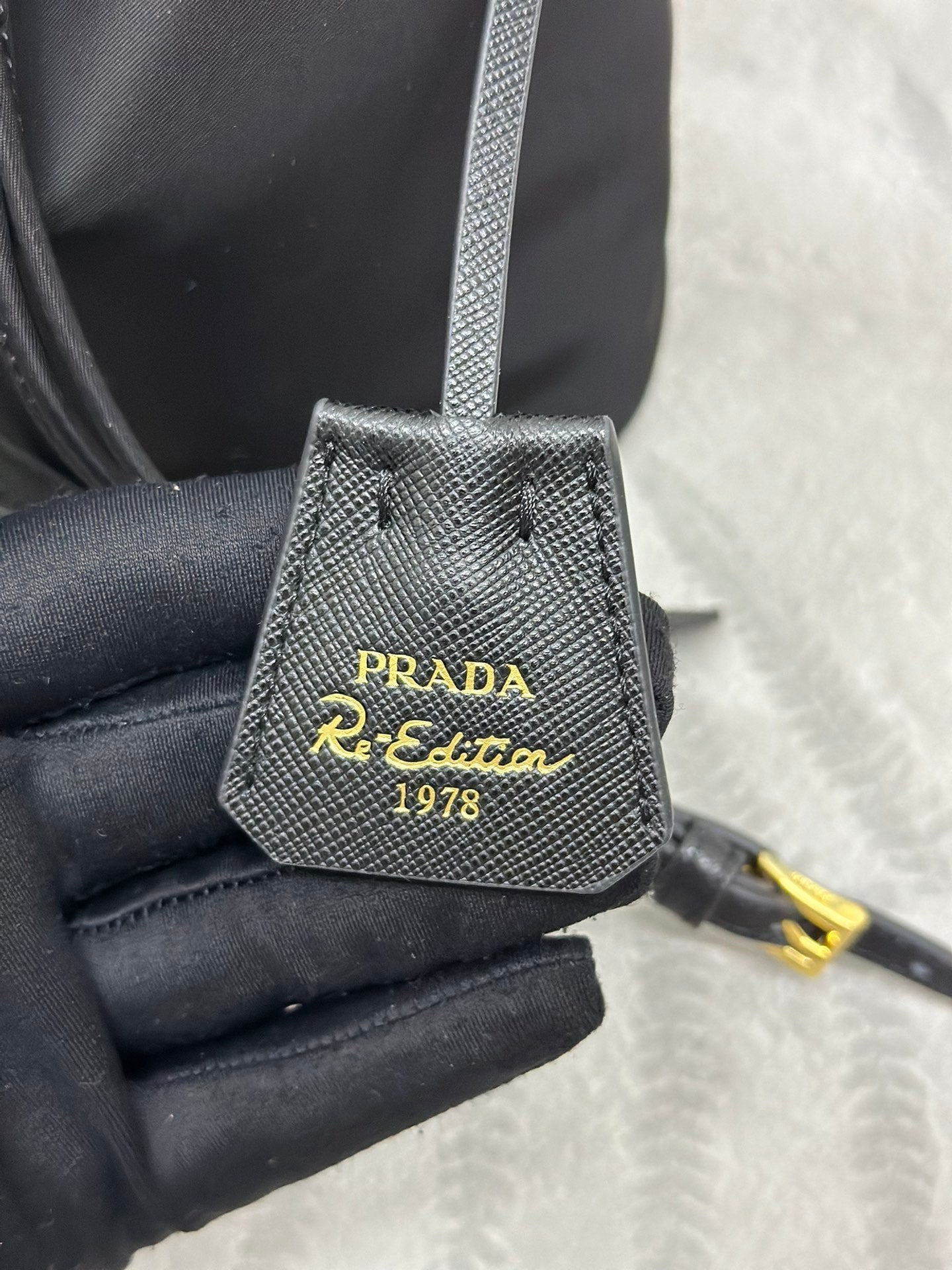 SAC SEAU 19 EN RE-NYLON NOIR ET ANSE EN CUIR DE VEAU