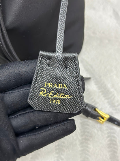 SAC SEAU 19 EN RE-NYLON NOIR ET ANSE EN CUIR DE VEAU