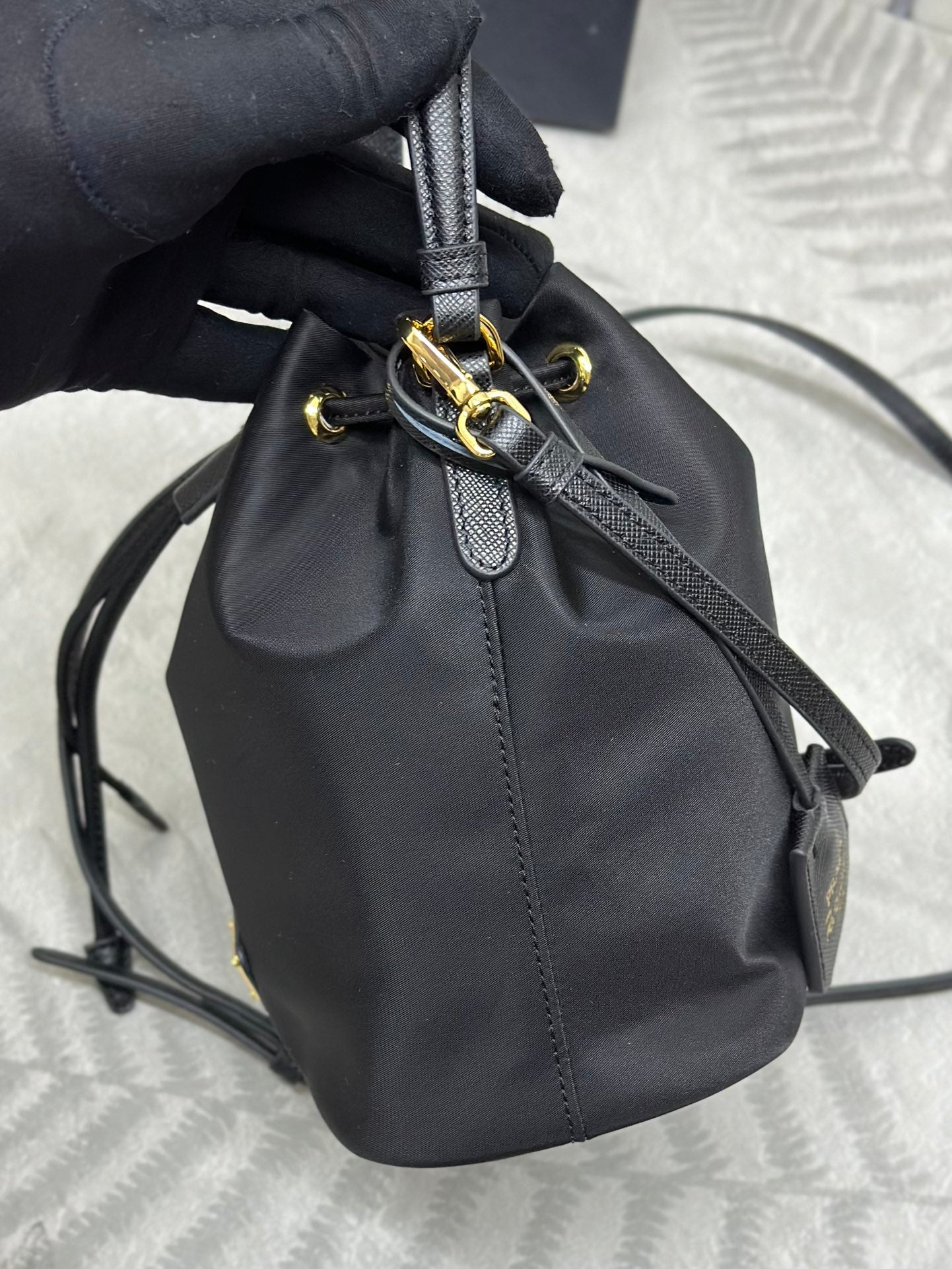 SAC SEAU 19 EN RE-NYLON NOIR ET ANSE EN CUIR DE VEAU