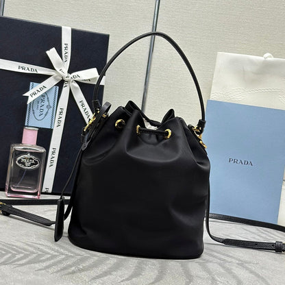 SAC SEAU 19 EN RE-NYLON NOIR ET ANSE EN CUIR DE VEAU