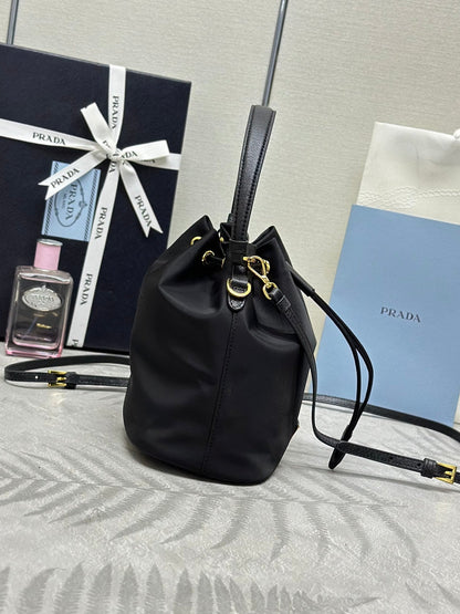 SAC SEAU 19 EN RE-NYLON NOIR ET ANSE EN CUIR DE VEAU