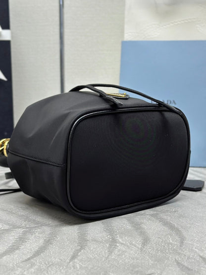 SAC SEAU 19 EN RE-NYLON NOIR ET ANSE EN CUIR DE VEAU